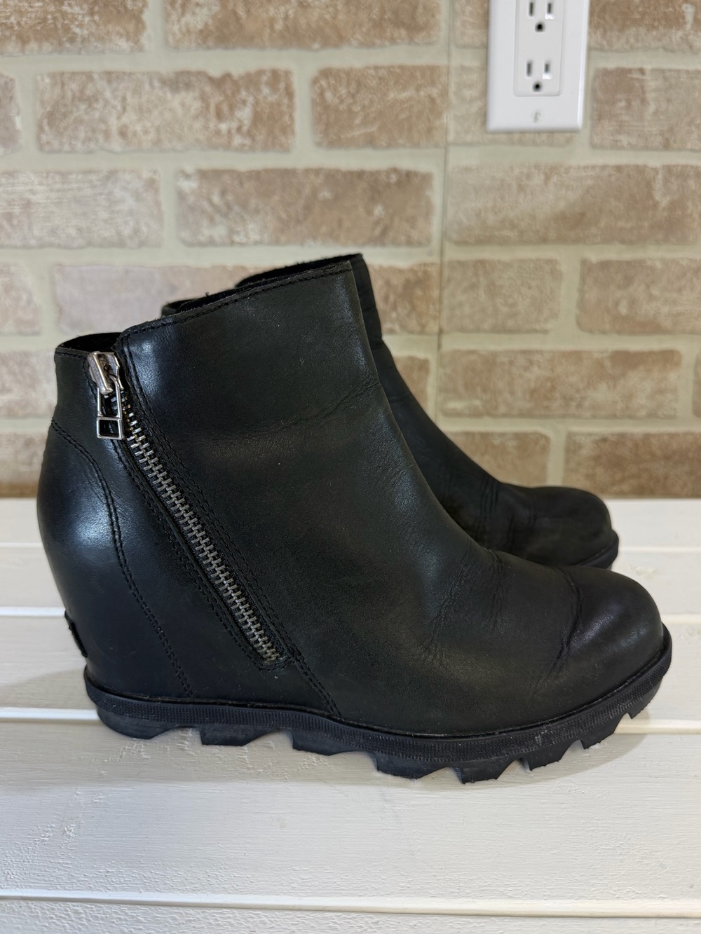 Sorel Joan of Arctic Wedge III Black Leather Zip Ankle Boots Wmn 7.5 Waterproof